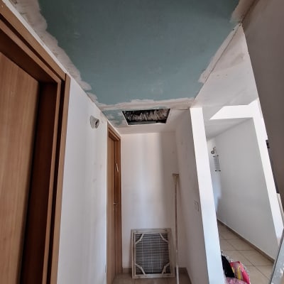 תקרת גבס בתהליך תיקון או התקנה במסדרון בית