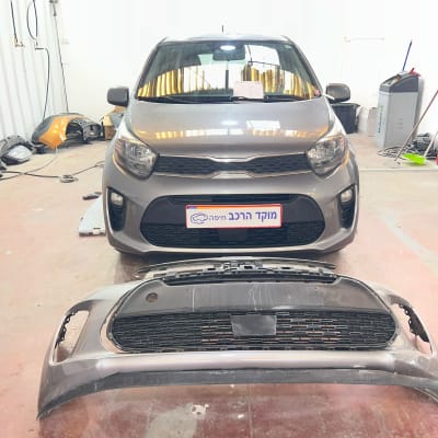 רכב עם פגוש קדמי מנותק בסדנת תיקון רכב