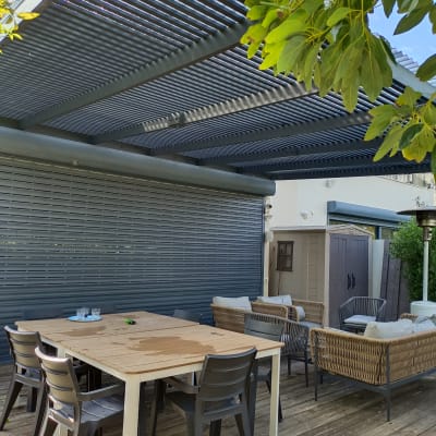 פרגולה מאלומיניום עם קורות אופקיות בחצר