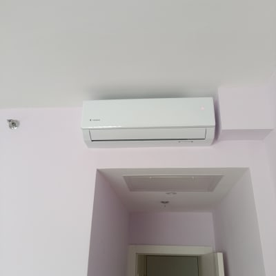 מזגן קיר לבן מותקן על קיר לבן