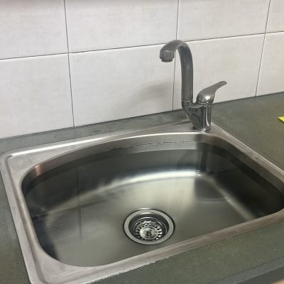 כיור נירוסטה עם ברז מטבח מודרני