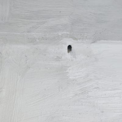 חור בקיר אטום בחומר איטום לבן