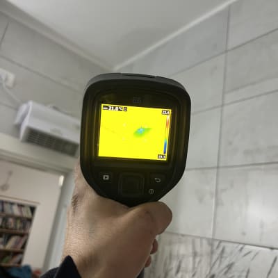 מד חום תרמי מציג אזור חם על הקיר