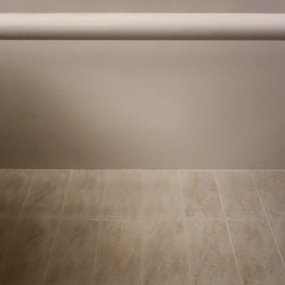 קיר צבוע בצבע אחיד עם מוט אופקי