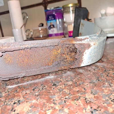 חלק מתכתי חלוד על משטח שיש