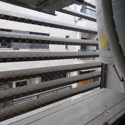 רשת מתכת למניעת כניסת יונים במרפסת