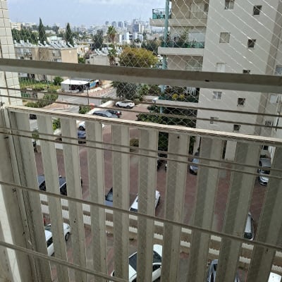 רשת בטיחות מותקנת על מרפסת בבניין מגורים