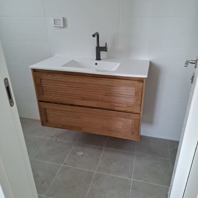 ארון אמבטיה עם כיור וברז מותקן על קיר