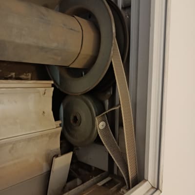 מנגנון גלילה של תריס עם רצועה