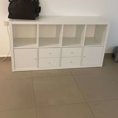 ארון לבן עם מדפים ומגירות