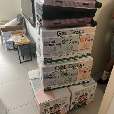 מזוודה וארגזים עם לוגו Get Group בחדר