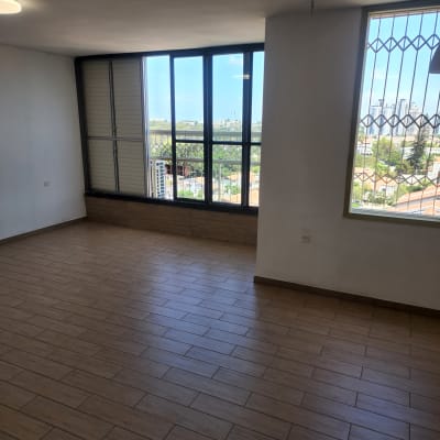 רצפה נקייה עם חלונות גדולים ונוף חיצוני