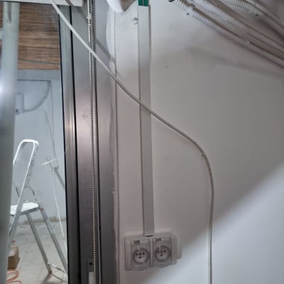 שקעי חשמל וחוטים על קיר לבן