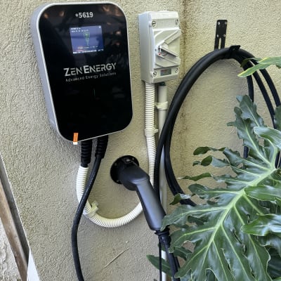 עמדת טעינה לרכב חשמלי עם כבלים ומתגים