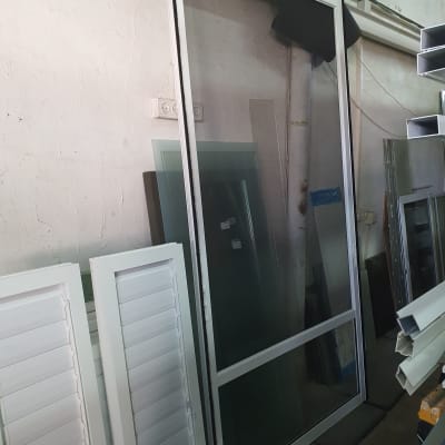 מסגרת אלומיניום לחלון עם זכוכית