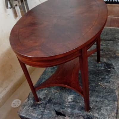 שולחן עץ אליפטי על שולחן עבודה בסדנה