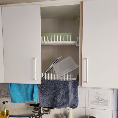 ארון מטבח פתוח עם מתקן לייבוש כלים ומגבות