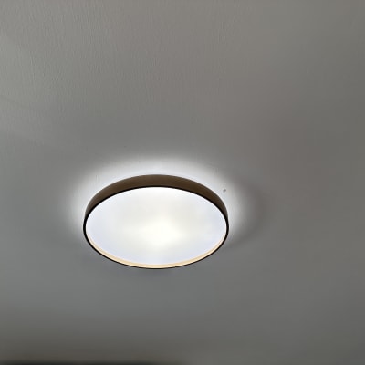 תאורה עגולה מותקנת בתקרה לבנה