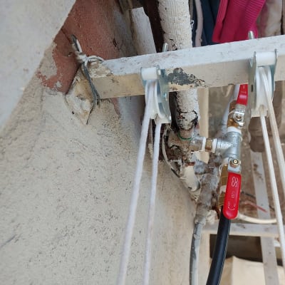 צינור מים עם ברז אדום ומחברים