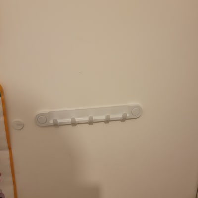 מתלה פלסטיק עם חמישה ווים על קיר