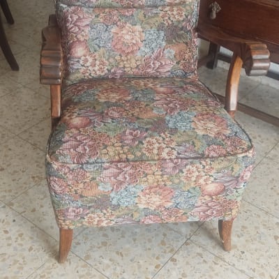 כורסה מרופדת בבד פרחוני על רצפת אריחים