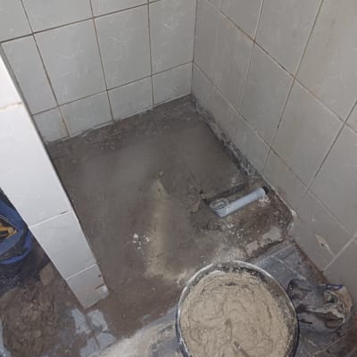 כלי עבודה וצינור ביוב בחדר אמבטיה