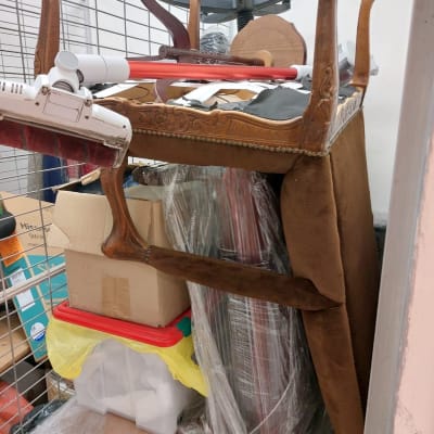 רהיטים וקרטונים נערמים לקראת מעבר דירה