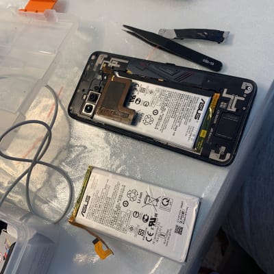 טלפון חכם מפורק עם סוללה וכלים