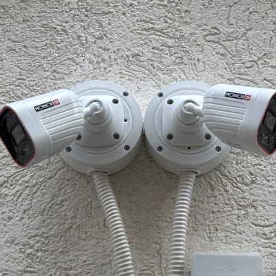 שתי מצלמות אבטחה מותקנות על קיר