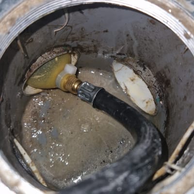 צינור בתוך פתח ניקוז עם מים