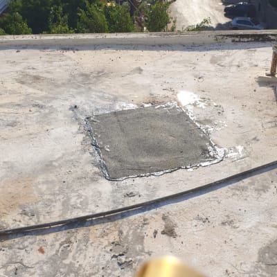 אזור אטום על גג עם חומר איטום מסביב