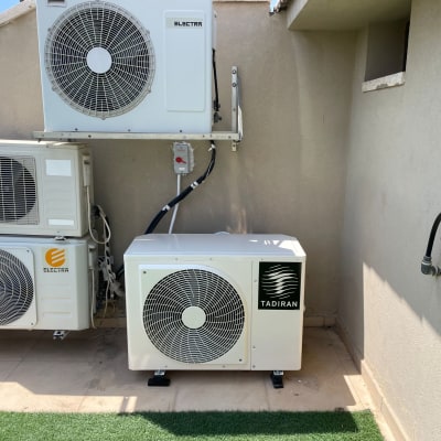 יחידות חיצוניות של מזגנים מותקנות על קיר חיצוני