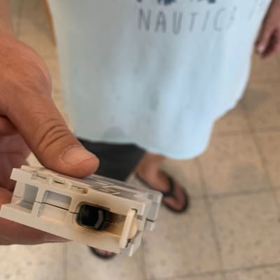 אדם מחזיק רכיב חשמלי בידו