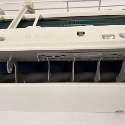 חלק פנימי של מזגן עם תריסים