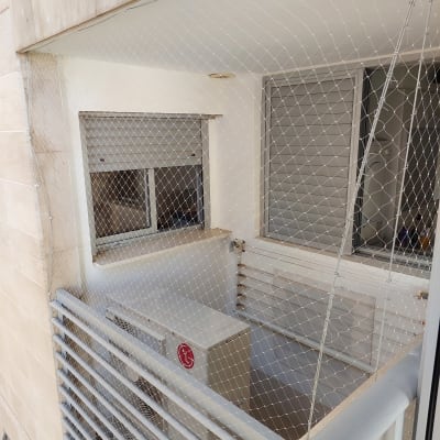 רשת למניעת כניסת יונים במרפסת עם מזגן