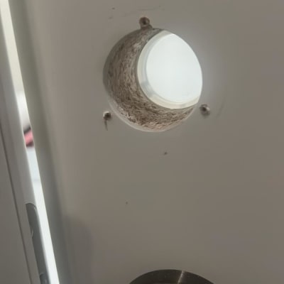 חור בדלת עבור התקנת מנעול חדש