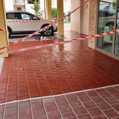 רצפה צבועה עם סרטי סימון אדומים ולבנים