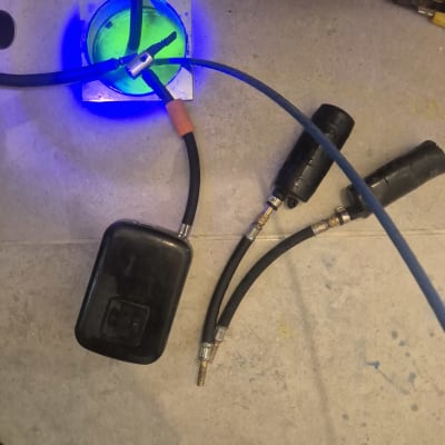 כלים לגילוי נזילות עם צינורות וחיבורים על הרצפה