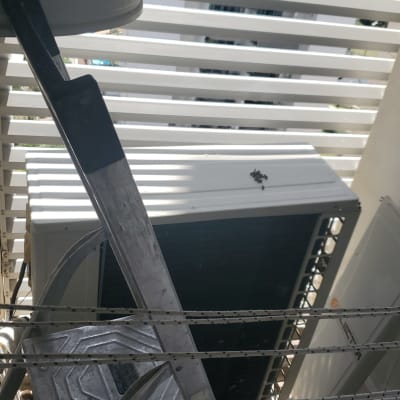 יחידת מזגן חיצונית מותקנת על מרפסת