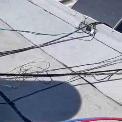 גג עם יריעות איטום וכבלים חשמליים