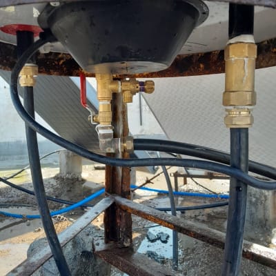 חיבורים וצינורות מתחת לדוד שמש