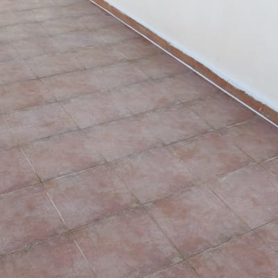 רצפה מרוצפת עם קו איטום לאורך הקיר