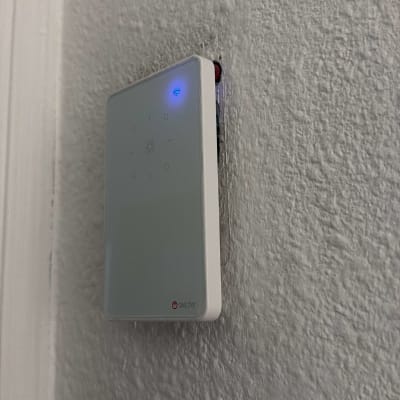 מתג חשמלי חכם מותקן על קיר