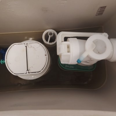 מנגנון הדחה בתוך מיכל אסלה עם חלקים פלסטיים