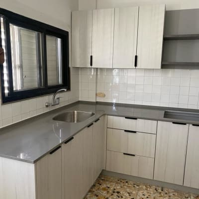 שיש אפור במטבח מודרני עם כיור נירוסטה