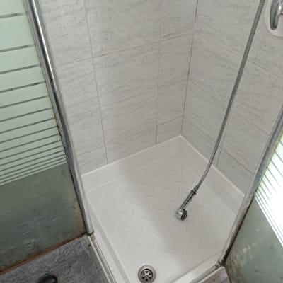 מקלחת עם צינור מים ופתח ניקוז