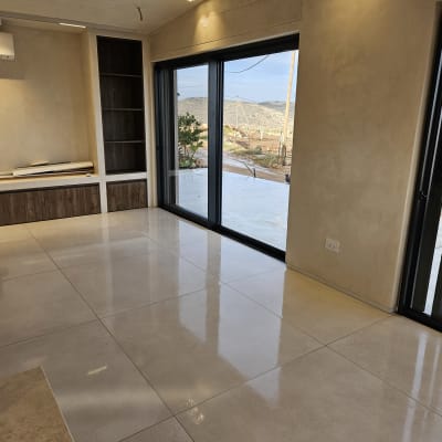 רצפה מבריקה בחדר עם חלונות גדולים