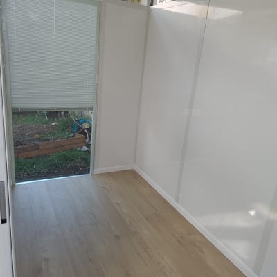 חדר עם פרקט עץ בהיר על הרצפה