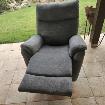 כורסה אפורה על רצפת מרפסת מרוצפת