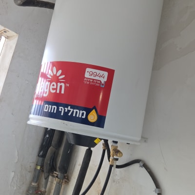 דוד שמש מותקן על קיר עם צינורות חיבור